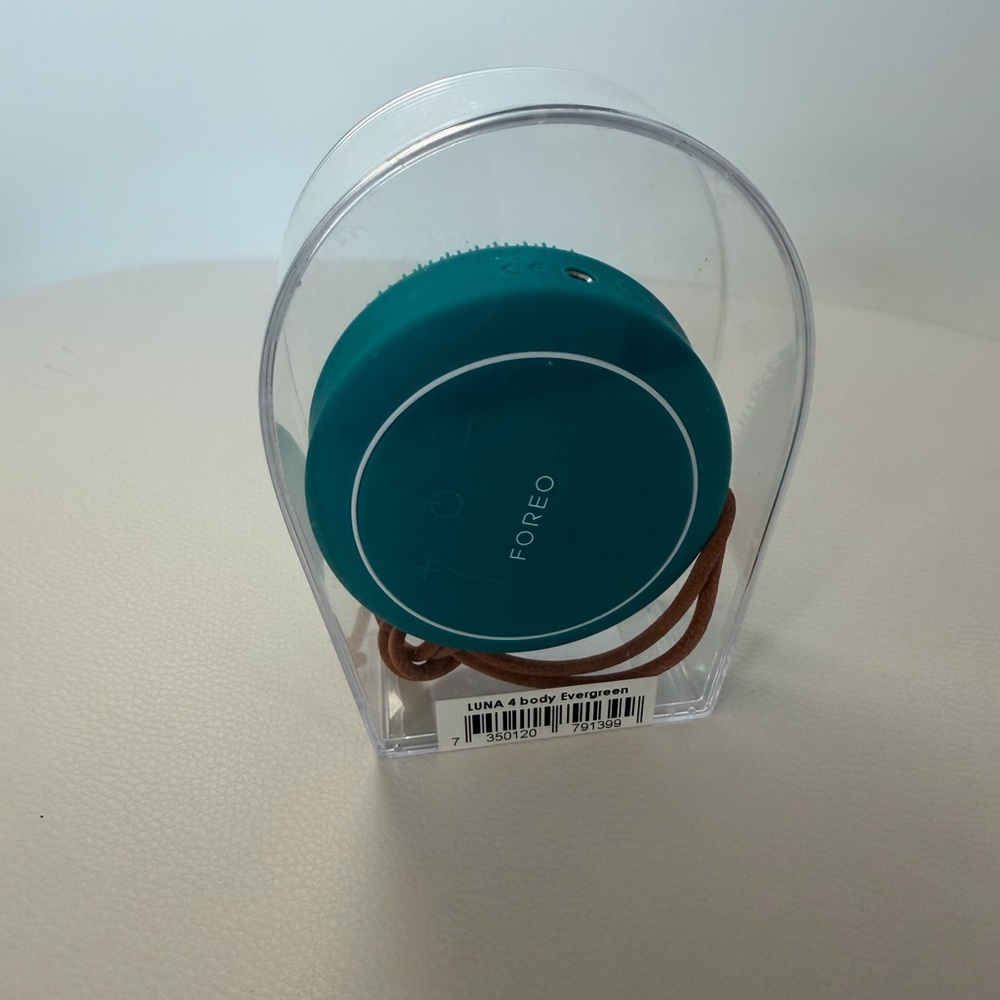 FOREO LUNA 4 Body Silicone Cleansing & Firming Brush Evergreen